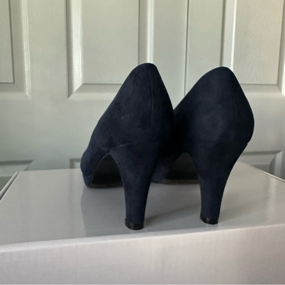 Boston Design Studio Women's 9W Faux Suede Heels Round Toe & Platform Sole Pumps - Picture 6 of 16